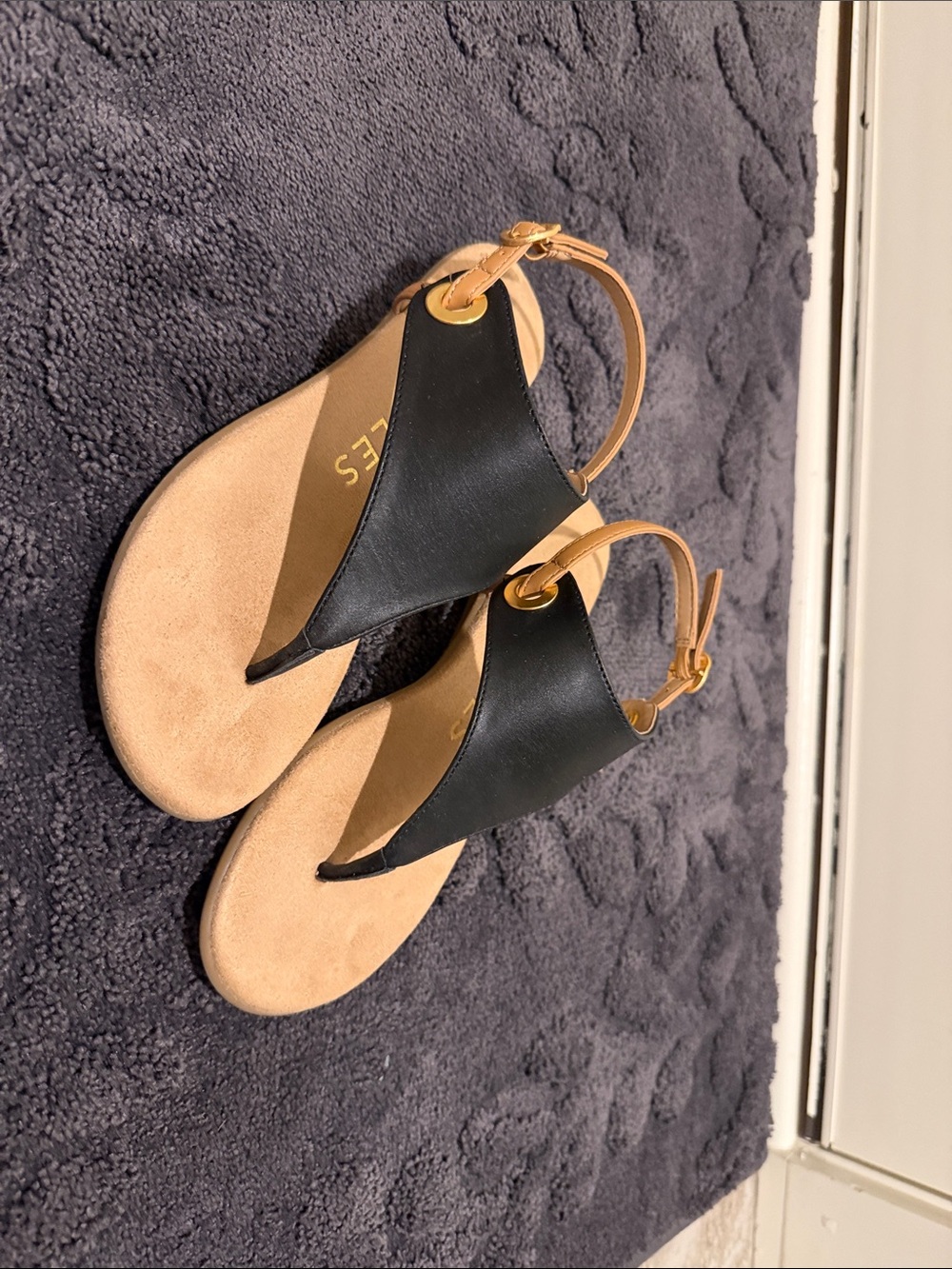 Aerosoles "Conclusion" Thong Sandal (Size 7M) in the Black/Tan colorway.
